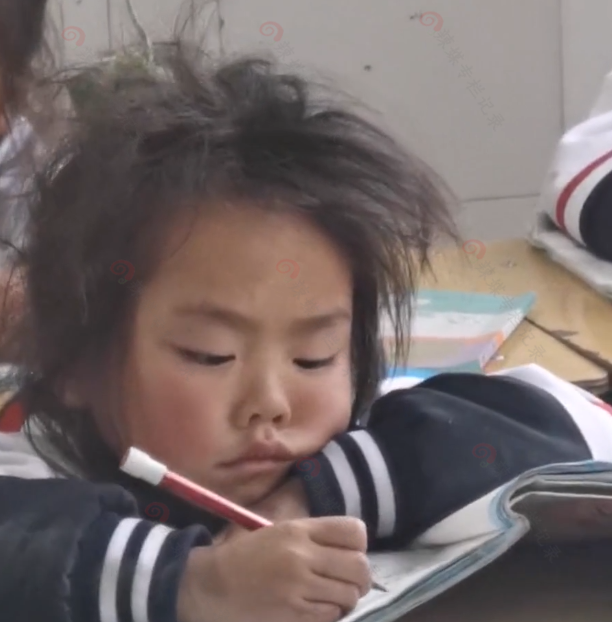 看来凉山生活水平不高,小女孩的衣服都不怎么干净,而且头发也很乱糟糟