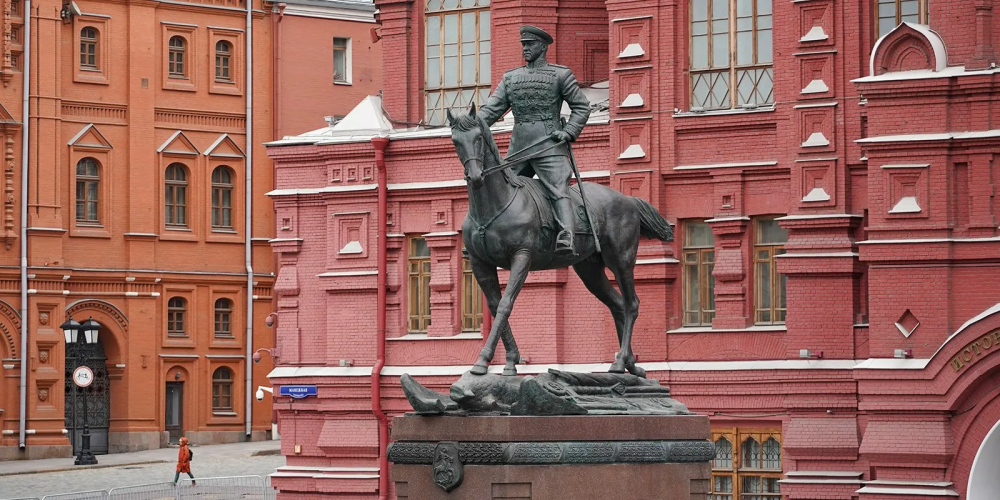 红场骑马的雕像是谁图片