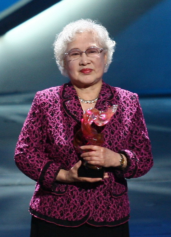 100岁的秦怡：被第一任丈夫家暴，照顾儿子59年，如今活成传奇_腾讯新闻