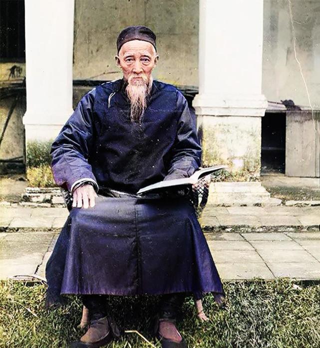 老牧师一位白胡子老人的坐像.