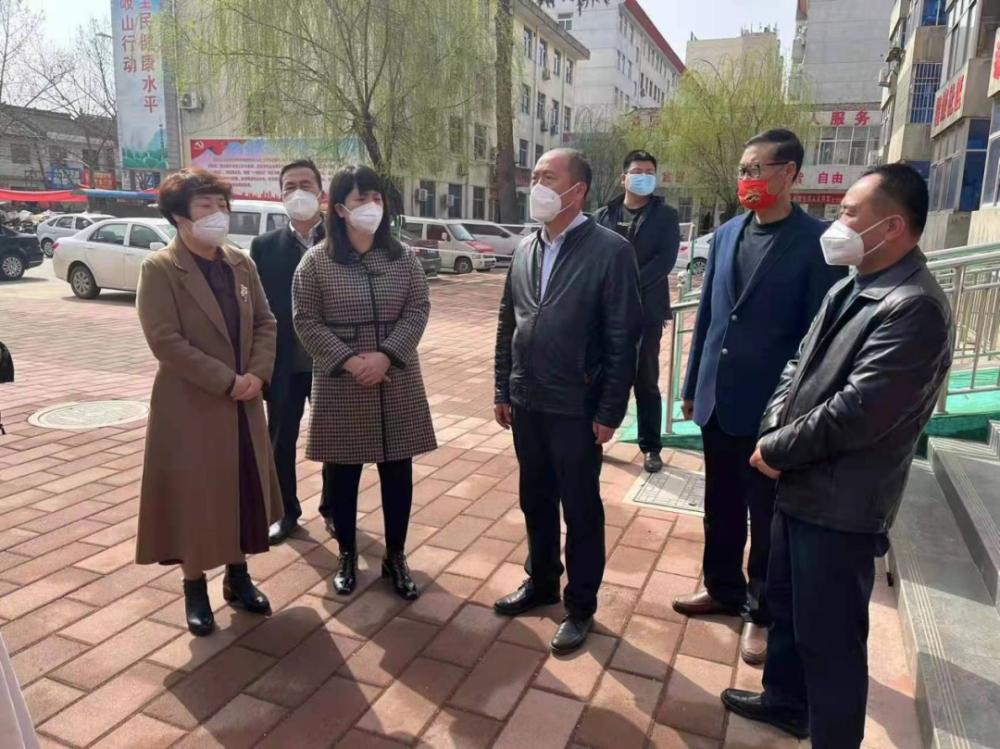 同日下午,縣慈善協會分別在鳳鳴鎮鳳鳴東路社區,蔡家坡鎮火車站社區