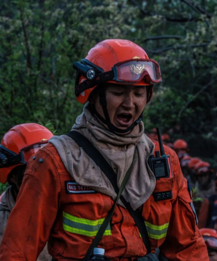 驰援大理用镜头定格消防员火场最美逆行