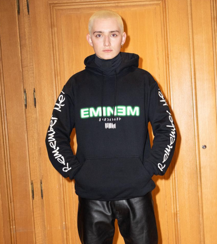 與此同時,演繹這套服裝的女模特也有點像年輕時的 eminem,一頭金色短