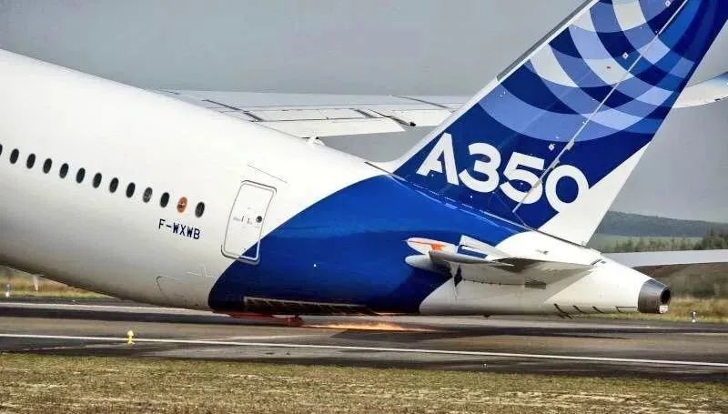 当然,进行该试飞的飞机机尾会安装保护装置,比如a350xwb测试最小离地