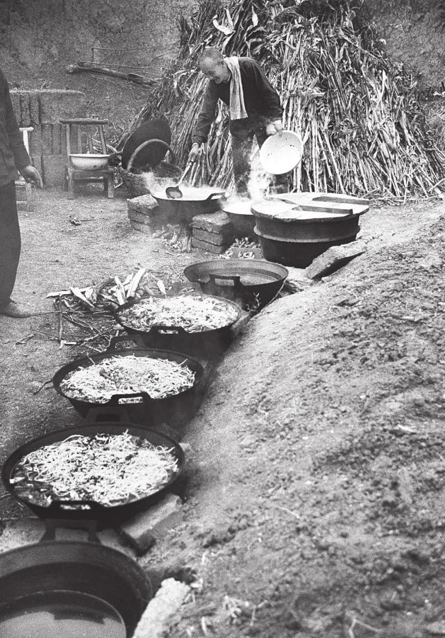 连环灶(1984年)这是关中农家特殊的露天厨房,洗,切,蒸,炒全在场院进行