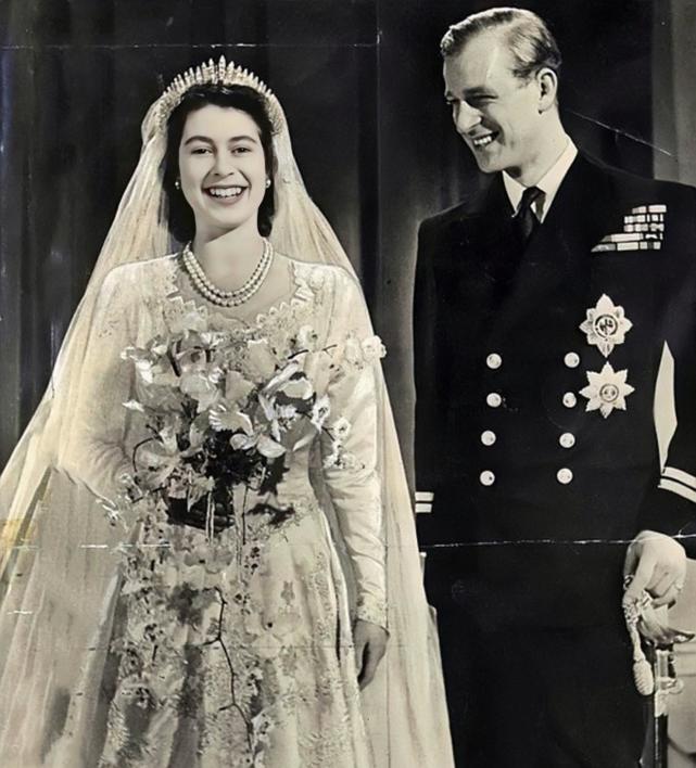 作为英国王室的颜值担当,菲利普亲王真的太迷人了,他的身高超过了1.