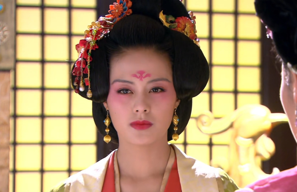 王力可:撞脸宁静阿娇,被称为"央视亲女儿",出道18年却仍不火