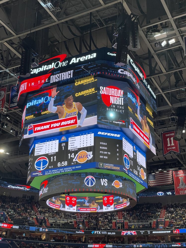 奇才主场为威少播放致敬视频 球迷送欢呼 威少挥手致意_腾讯新闻