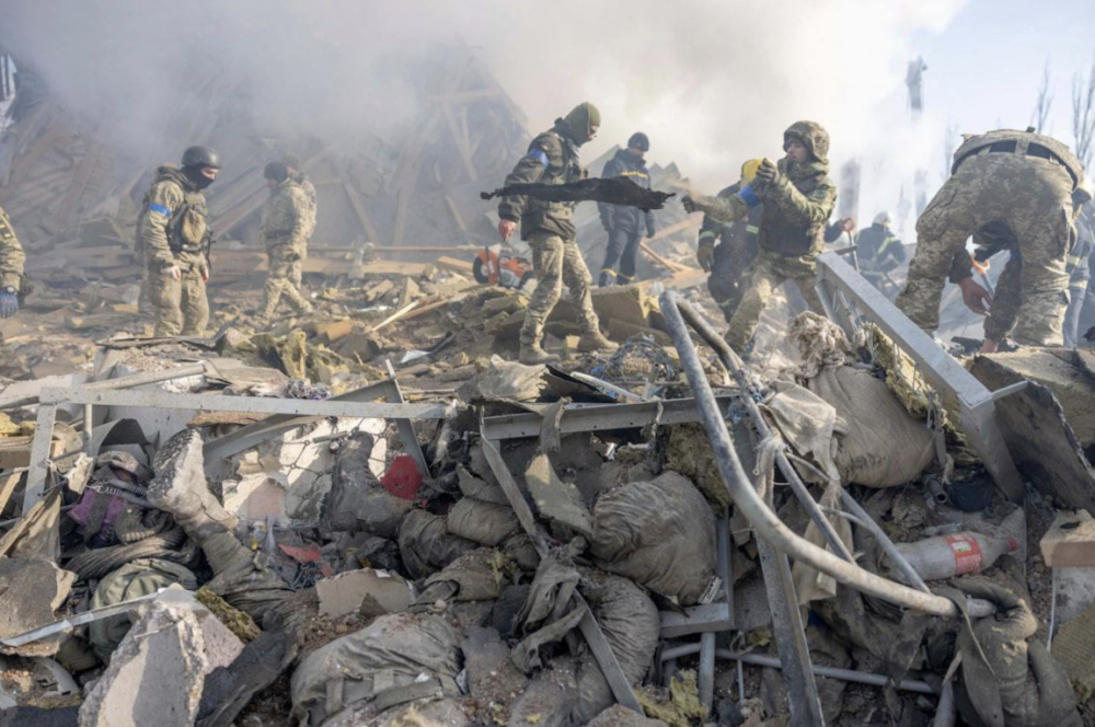 马里乌波尔传来巨响,大批平民被压在废墟下,俄乌互相指责对手施暴