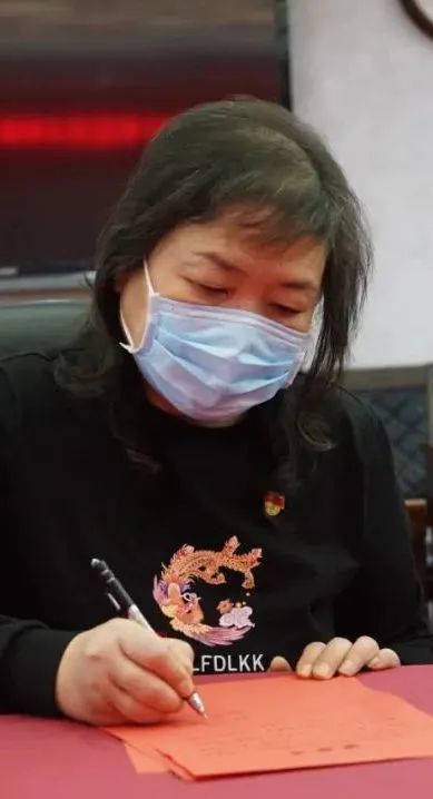 下请战书,她们在先锋队临时党支部书记,街道办事处副主任李淑萍的带领