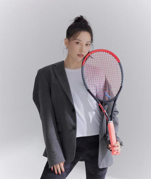 高晶的演技十分了得,在《当祖国需要我们的时候》一