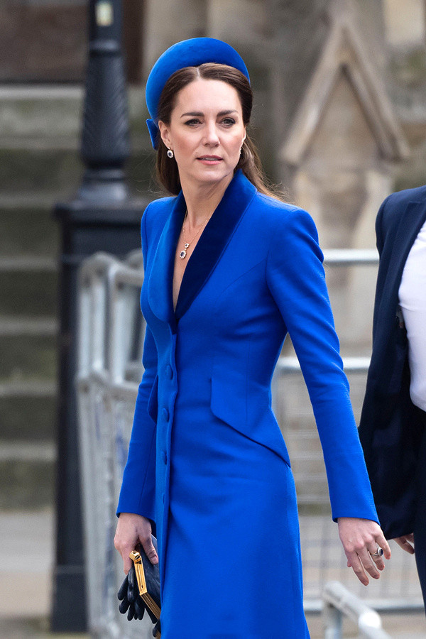 凯特王妃这是认准了蓝色时尚,三次穿的都是一种颜色,但各有千秋