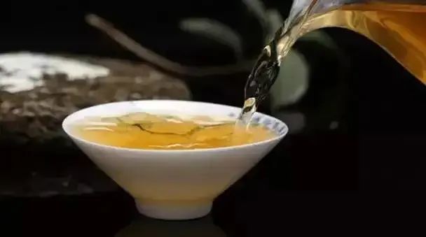 热性体质,亦可当凉茶饮.注:芦根,茅根用鲜品更佳,用量可稍加.