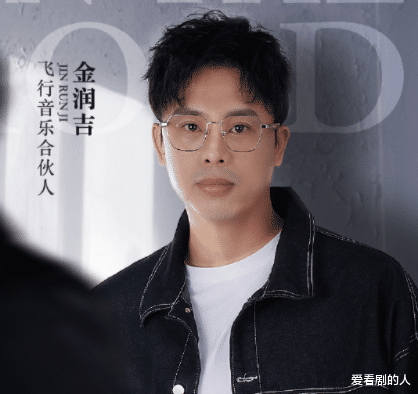 阿云嘎和金润吉合作带来的歌曲是《兄弟》,一首热血满满,充满温情的歌