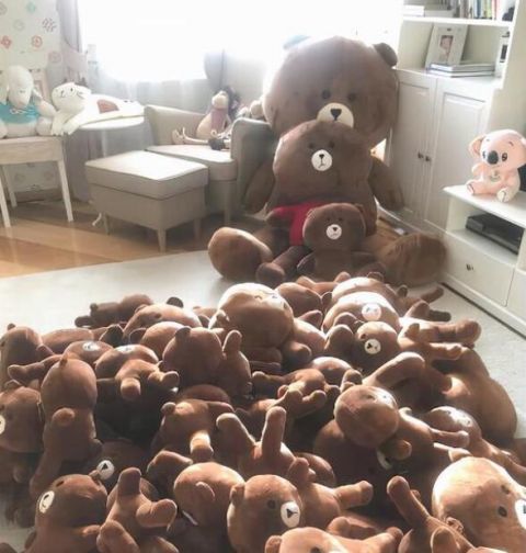 "千金"谢尔巴科娃晒闺房,玩具熊和奖牌堆满房间