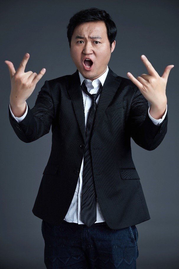 解说员王涛要送巩汉林真实签名足球别再无效辩论要投入到实质上