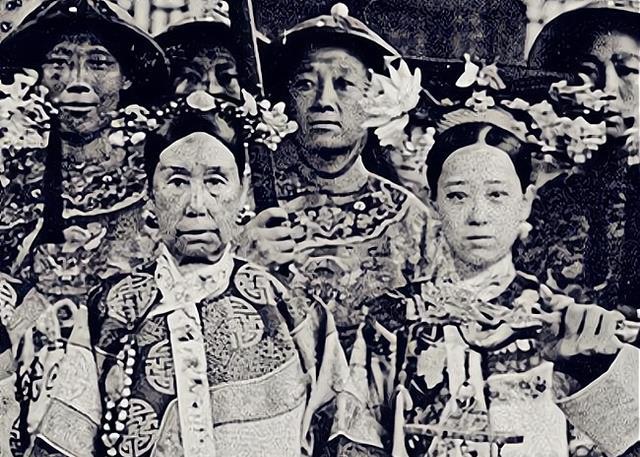 她的父亲奕劻是当时清朝的庆亲王,因为他自身没有什么真本事,所以非常