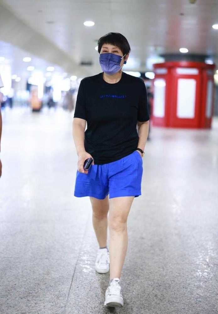 张凯丽真给59岁做榜样，穿黑色T恤配短裤走机场，回头率超高600469风神股份