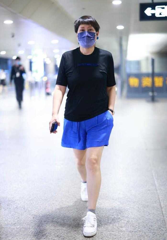 张凯丽真给59岁做榜样，穿黑色T恤配短裤走机场，回头率超高600469风神股份