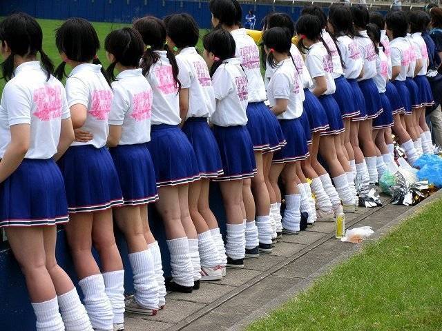 最近一张中学女孩观看运动会的背影,在推特上着实让人到中年的日本