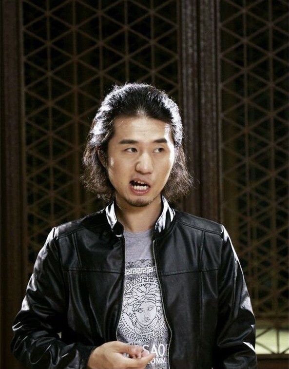 在拍摄《报告老板》系列的葛布认识了导演刘循子墨,之后便和刘循子墨