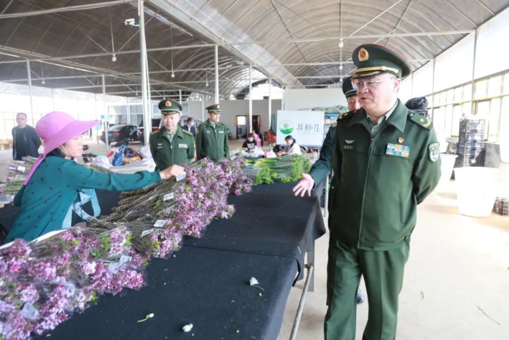 張國新政委代表陸軍邊海防學院向中屏中學捐贈助學物資.