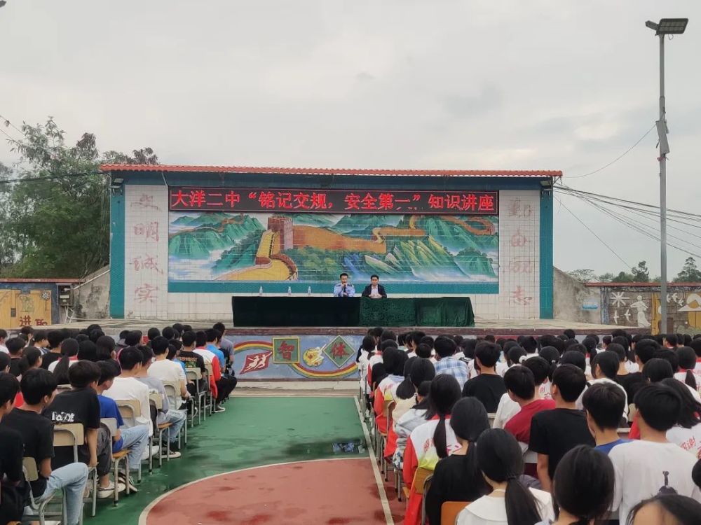 在讲座中,桂平交警麻垌中队民警先针对学生搭载超员车,三无车辆的危害