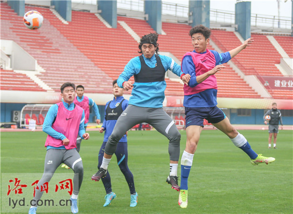 主帅哈维尔回归河南嵩山龙门队开启新赛季战术训练