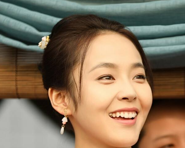 张佳宁小时候非常的可爱,母亲很年轻的时候就生下她,但是母亲跟父亲在