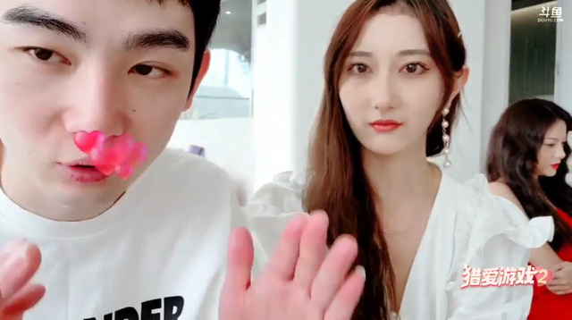 正直博和小精灵配对成功,让人惊喜的是他们有着共同的话题和爱好,从一