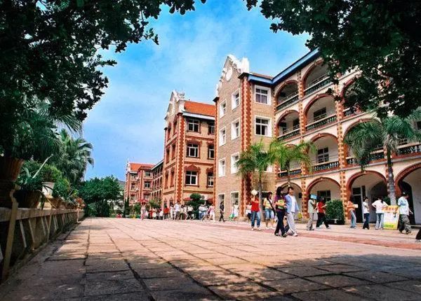 2021年中国医药类大学排名，哈医大进入前五，南方医科大仅排第10