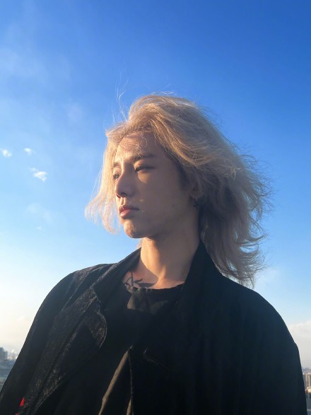 华晨宇发布金发live照,这还是我们曾经认识的花花吗?