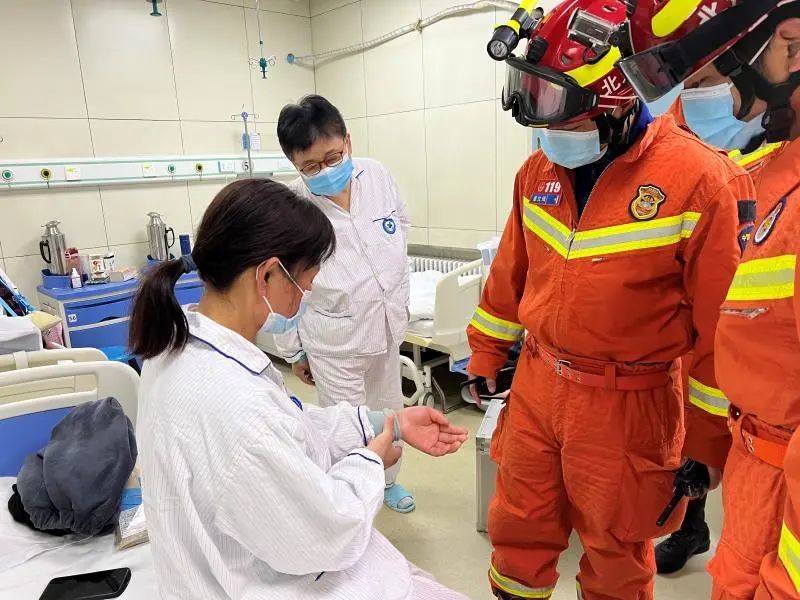 一女子手部骨折手镯无法取下影响治疗 通州消防出手了 腾讯新闻