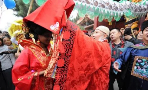 杨彦,而新娘则是24岁的非洲黑珍珠爱达·杨,据了解这场婚礼花费达4000