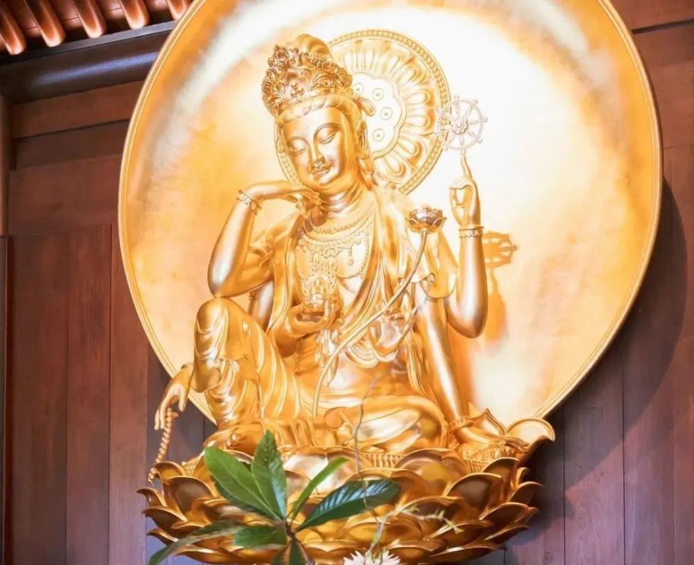 阿弥陀佛正是前文提及的转轮王无诤念王,大势至菩萨则是当时的二儿子