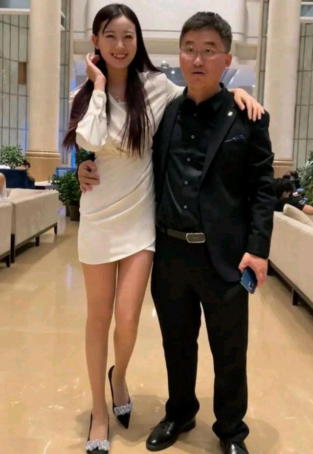 网红小羽毛独自拜访大衣哥全程未见姜涛网友炒作过头了