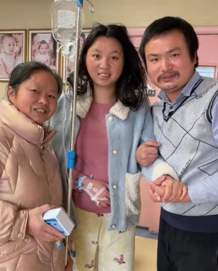 在牛爱芳早期的视频中,就有记者曝光牛爱芳家里的