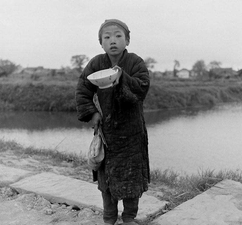 1946年5月,一個來自湖南的男孩帶著一個空飯碗,手裡拿著一個小袋子.