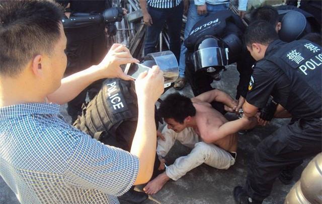 2013年歹徒抢劫金店几分钟卷走25万黄金破案时一处细节是关键