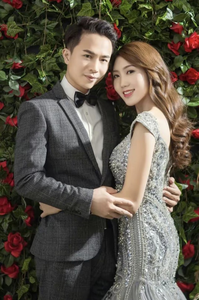 37岁歌手欢子现身简陋商演紧皱眉头再唱成名曲台下仅一人互动