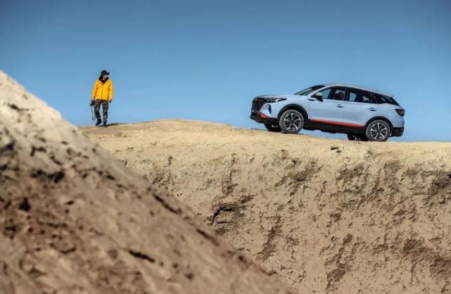 车评社 不仅有军工科技背书 东风风神全新ax7马赫版还能更懂你 马赫 东风风神ax7 车评社 Suv 公路火箭 东风风神