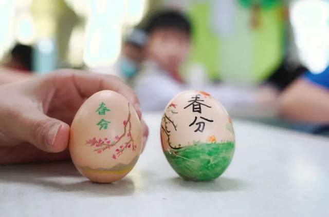 "春分到,蛋儿俏",这句话是有"科学原理"的春分是南北半球昼夜都一样长