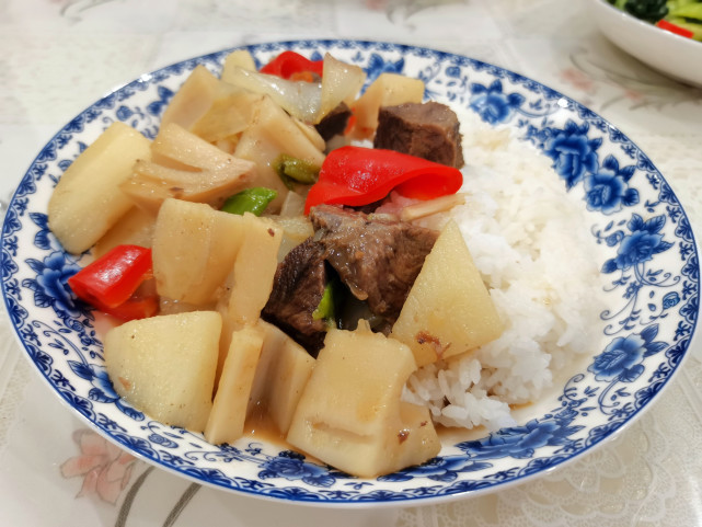 第三天的晚餐牛肉芹菜蓋澆飯,白菜炒粉條,芹菜汁.