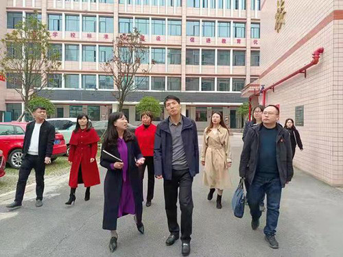 在五里牌小学,张小勇一行听取了该校清廉文化建设及"双减"工作情况的