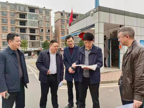 在五里牌小学,张小勇一行听取了该校清廉文化建设及"双减"工作情况的