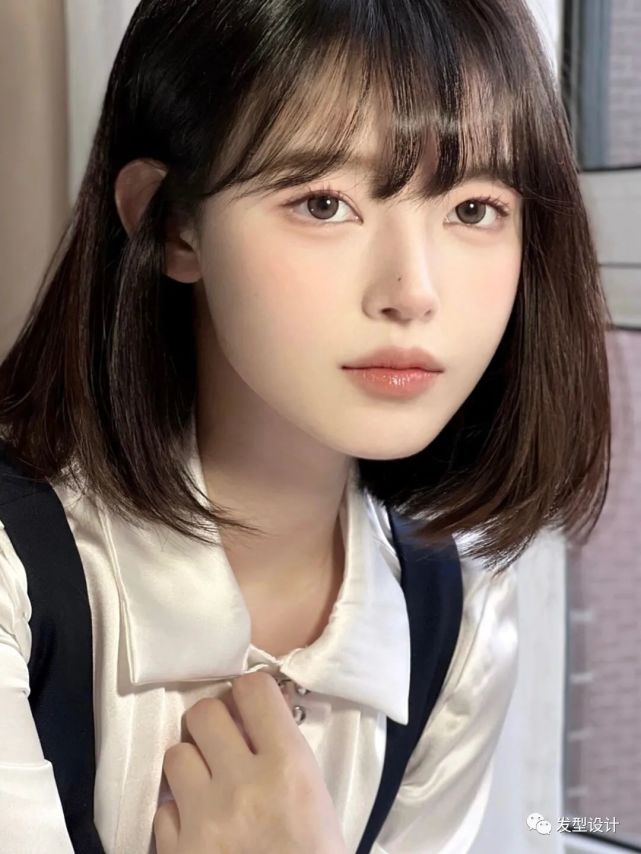 学生头搭配眉上刘海可爱又俏皮,短刘海适合脸型比较短的女生,这样可以