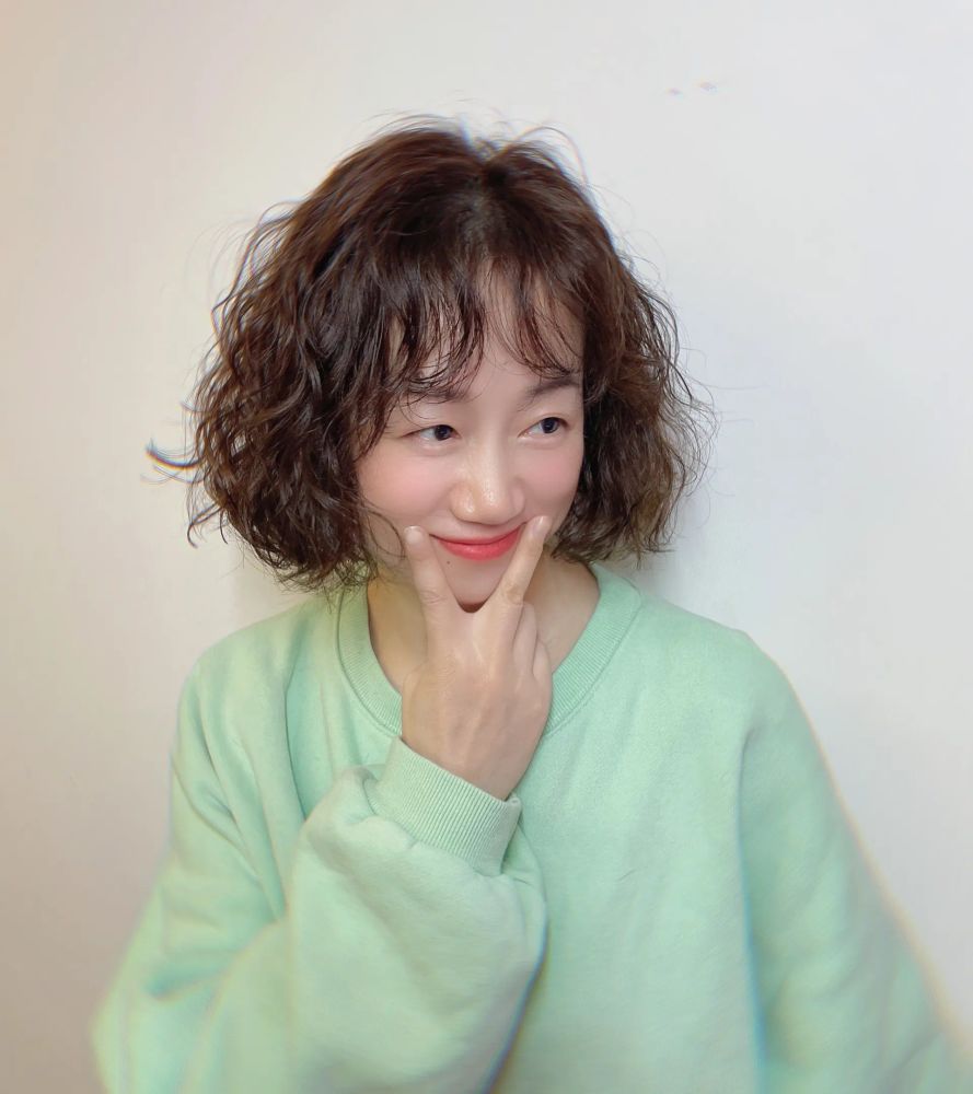 满头烫时尚短发锁骨发,还有微卷长发,你最爱哪一种插图