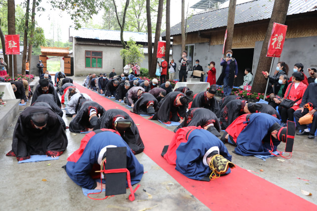 弘扬传统文化倡导文明祭祖丨郫都区团结街道钟氏祠堂开展祭祖活动
