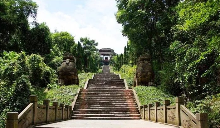 【玉屏公園】位於四川省南充市順慶區西山坡玉屏路6號.