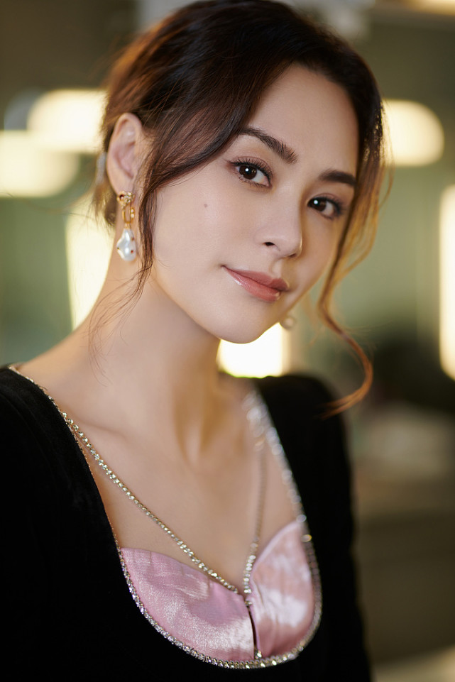 钟欣潼发布一组综艺《辣妈学院》造型写真